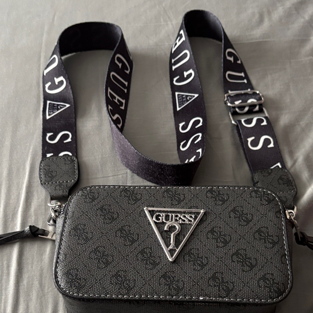 GUESS Black crossbody bag.